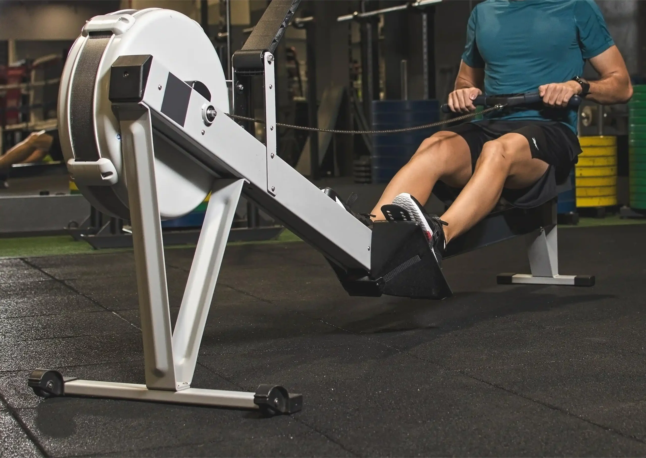 Ung man tränar med en skitrainer