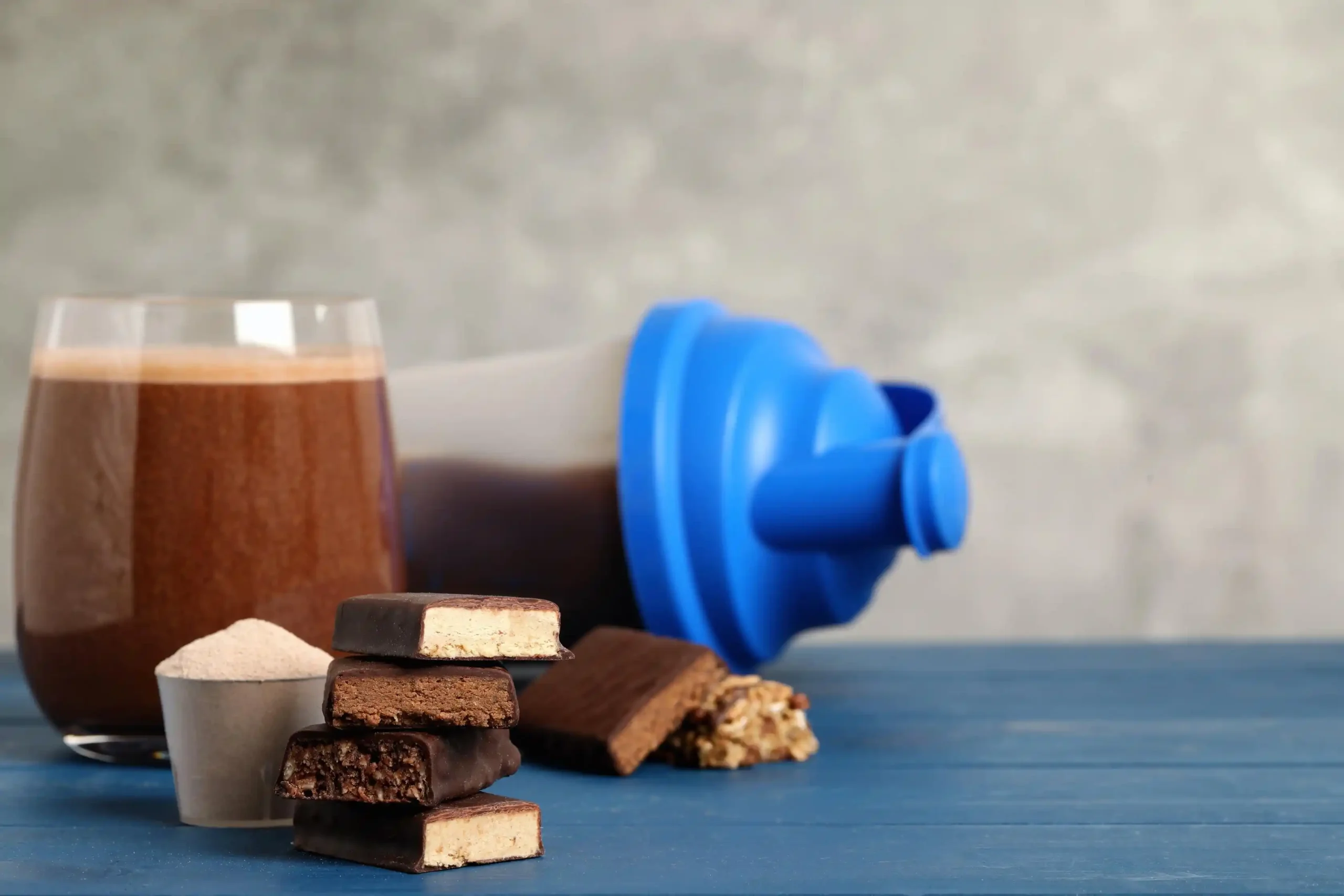 Utbud av proteinpulver, energibars och proteinshakes
