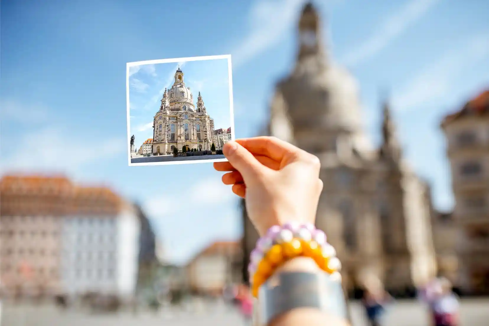 Digital användarupplevelse, symboliserar Sembos AI-assistent Amelia för reseplanering